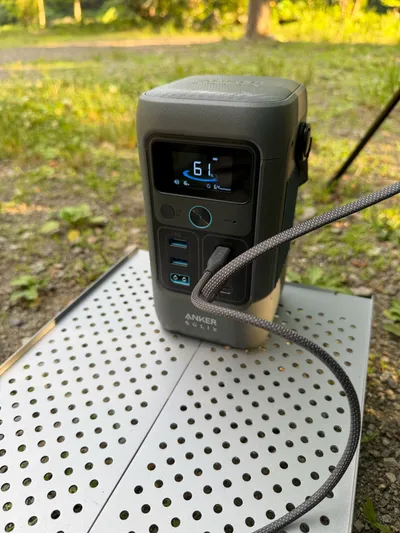 屋外テーブルに置いたポータブル電源（Anker SOLIX）