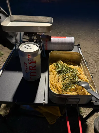 海苔をのせたパスタとビールの夕食